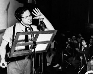Welles narrating 'War of the Worlds'